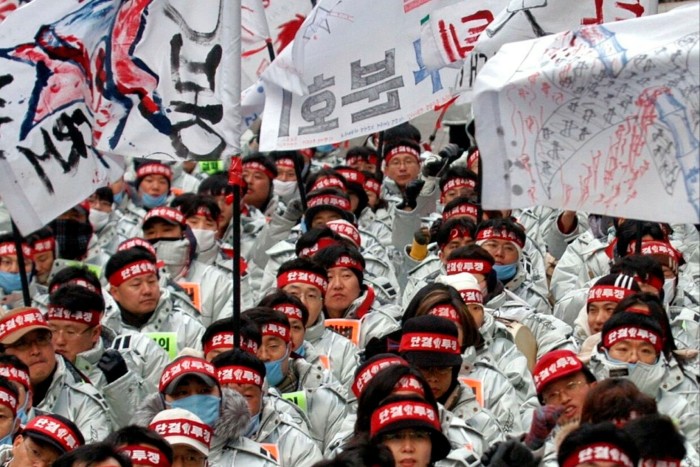 Los trabajadores sindicales de Korea Exchange Bank Credit Service Company protestan frente a la oficina de Lone Star Fund en Seúl en 2004