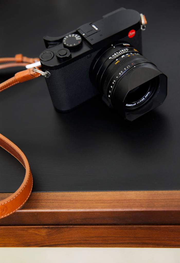 Câmera modelo Leica Q2 de Kelly