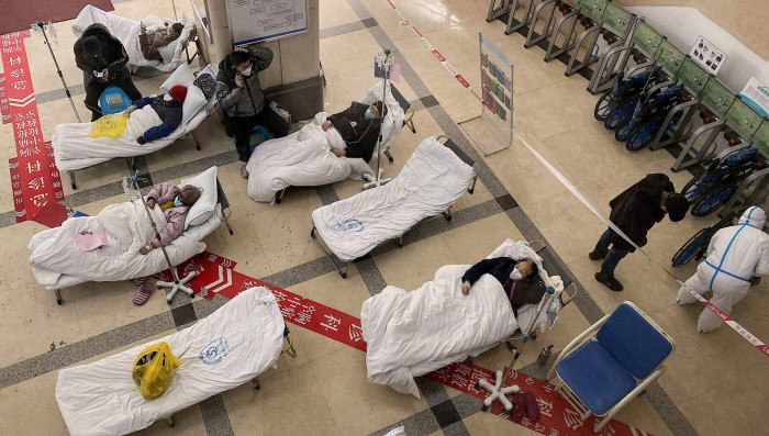 Pacientes con coronavirus en el vestíbulo de un hospital