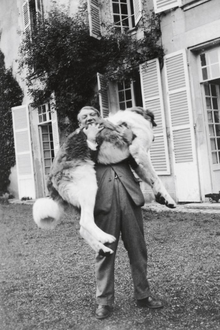 Pablo Picasso con el perro Bob, 1931-32