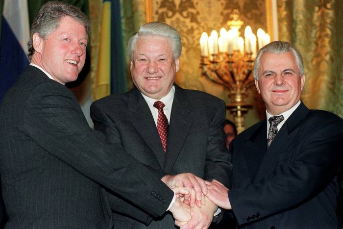 Bill Clinton, Boris Yeltsin and Kravchuk shake hands after signing Ukraine’s nuclear disarmament agreement in the Kremlin in 1994