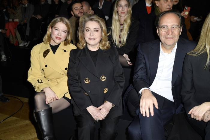 Léa Seydoux, Catherine Deneuve y Xavier Niel se sientan en la primera fila de un desfile de moda  