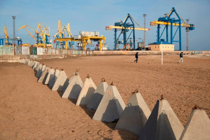 Tonggak 'gigi naga' di pelabuhan pelabuhan Mariupol yang dipasang oleh Ukraine sejurus sebelum pencerobohan tahun lalu.  Rusia bergantung pada blok konkrit untuk kubu barisan hadapannya