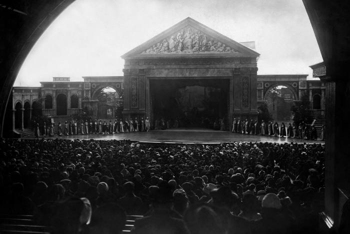 Black and white photo of the audience and stage of the Passion Play theatre during a performance in 1910