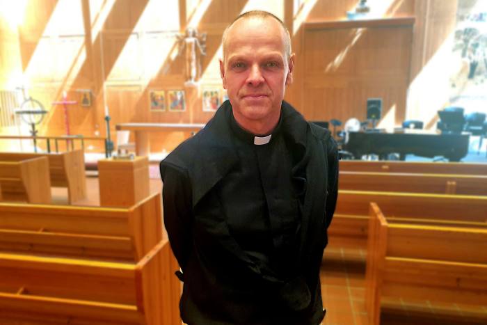 Henrik Tornqvist, priest at Bergsjon church, used to perform three or four funerals a month. Now he does the same number each week
