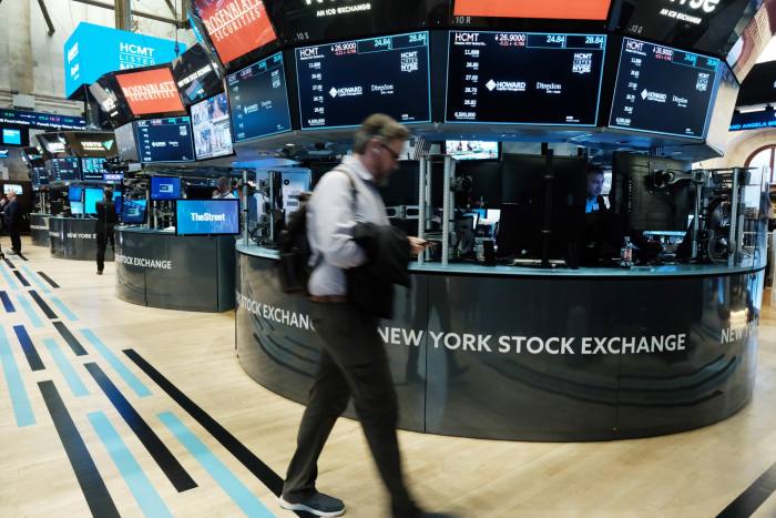 Handelaren werken op de vloer van de New York Stock Exchange 