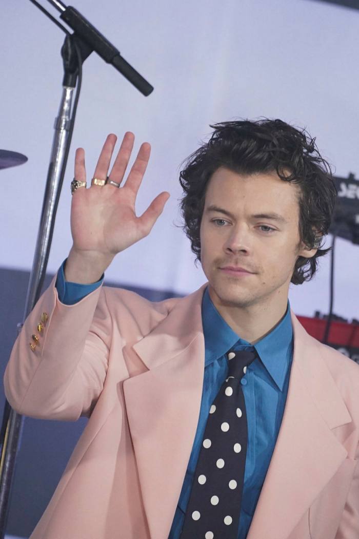 Harry Styles waving 