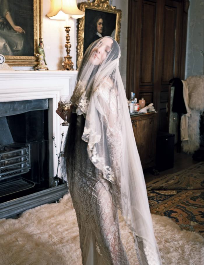 Tish Weinstock memakai gaun renda Normandy vintaj, dibuat khas oleh Jane Bourvis