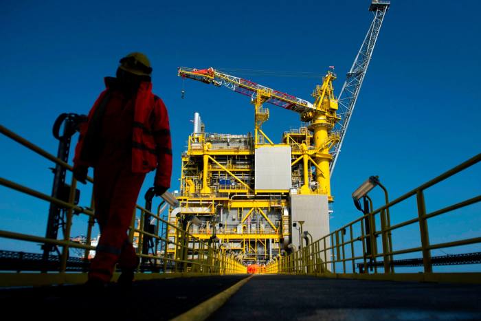 Un lavoratore sulla piattaforma del giacimento di gas di Culzean nel Mare del Nord, a circa 230 chilometri a est di Aberdeen