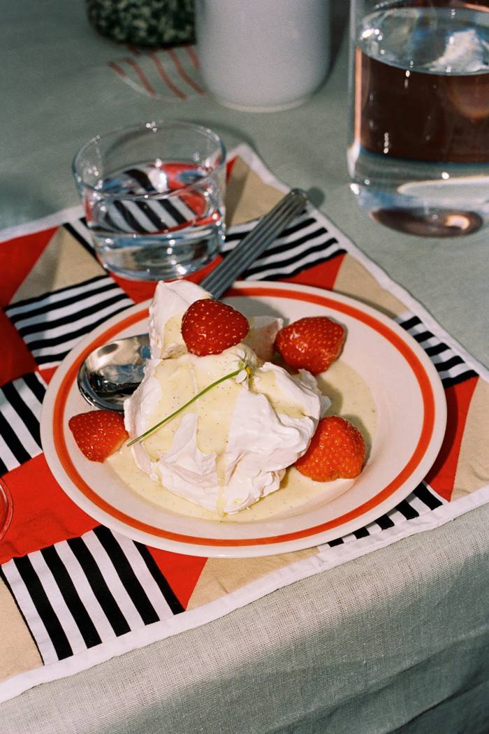 Pavlova with strawberries, créme anglais and fig-leaf whipped cream