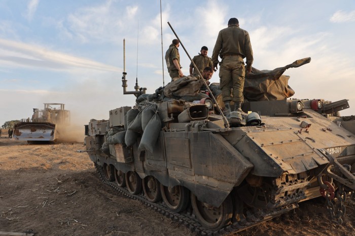 Les troupes israéliennes se rassemblent près de la frontière avec Gaza 