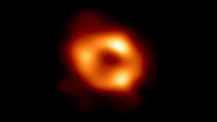 صورة للثقب الأسود الهائل القوس أ
