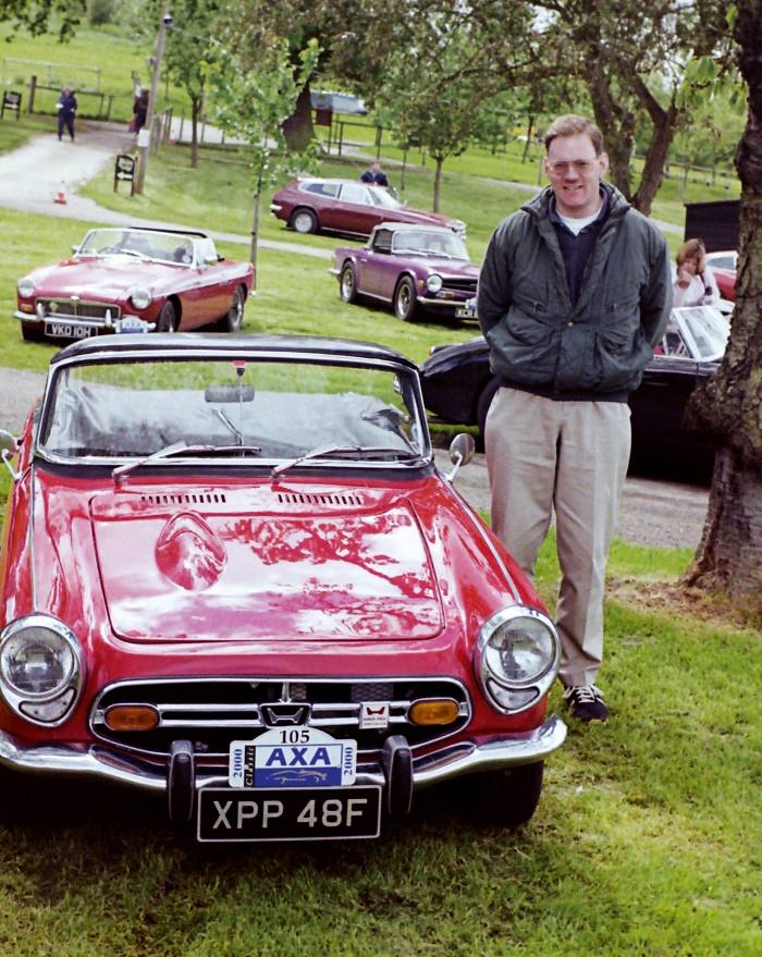 ホンダS800スポーツカークラブのメンバーであるトニーロウと彼のモデル（2000年撮影）