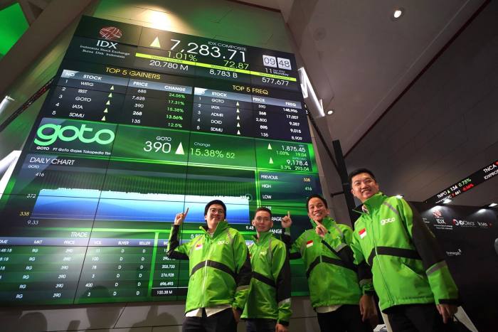 GoTo CEO Andre Soelistyo, second from right, was all smiles at the company’s debut on the Indonesia Stock Exchange