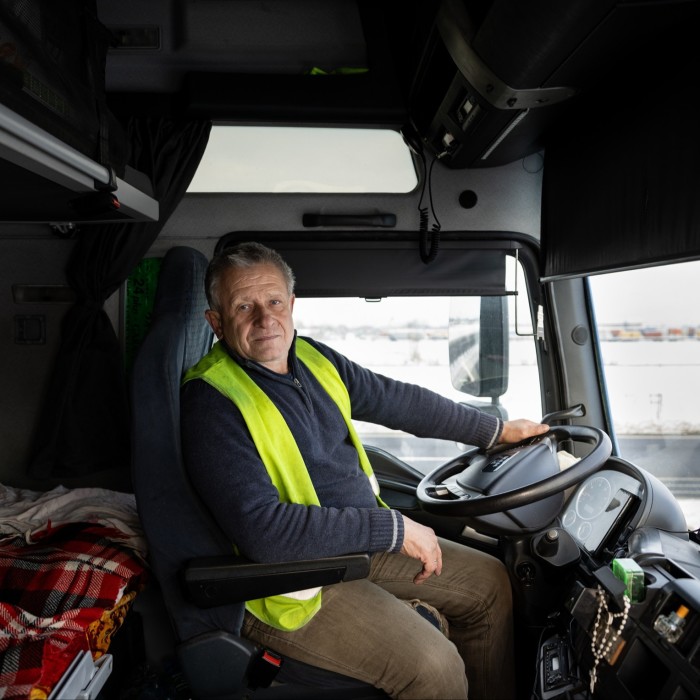 Iwan Grobywnicki, ukraiński kierowca ciężarówki, w swojej ciężarówce.  Sześć dni czekał na opuszczenie Polski i powrót do domu. 
