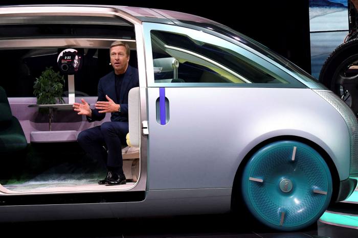 BMW CEO Oliver Zipse sitzt in einem Concept Car