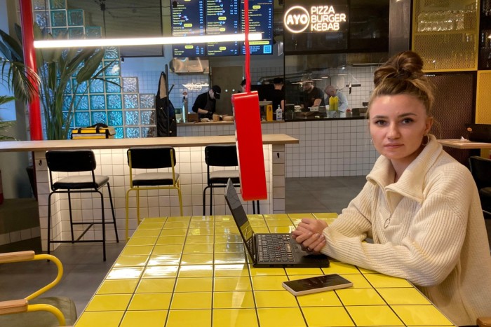 Alina Kachynska se sienta en una mesa en su restaurante