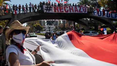 Impulso a una nueva constitución expone las divisiones de Chile