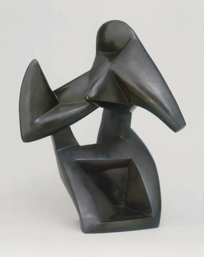 Une sculpture abstraite en noir brillant, avec un vide carré en son cœur
