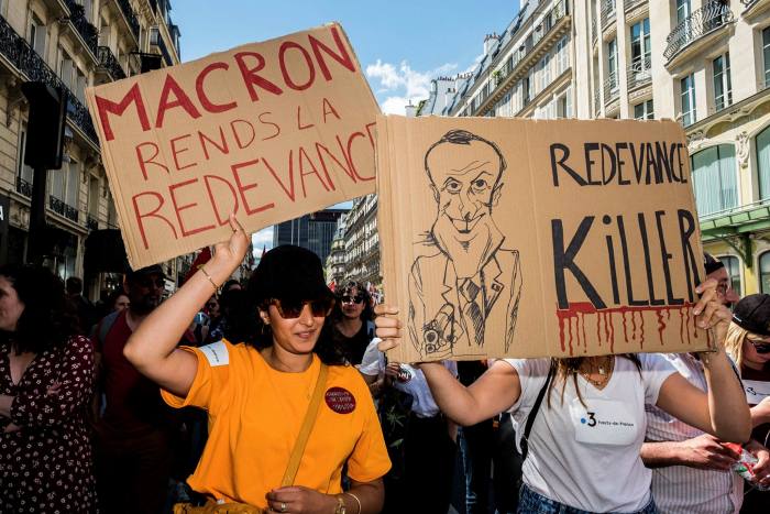 Les travailleurs des médias publics défilent lors d'une manifestation appelée par les syndicats à Paris, en France.