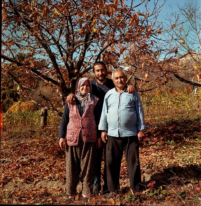 Mustafa Ai (sağda), eşi Nazir ve oğulları Mesud ile