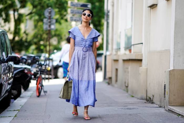 Yayıncı ve moda yönetmeni Caroline Issa mavi bir elbise ve sandalet giyiyor 