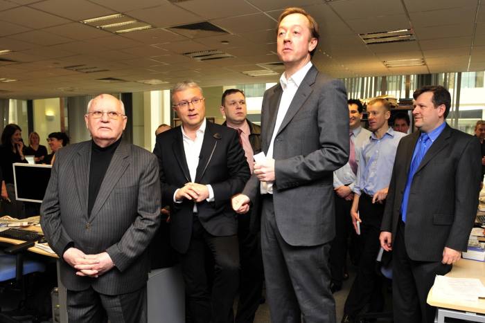 Geordie Greig shows former president of the USSR Mikhail Gorbachev around the Evening Standard newsroom in 2012