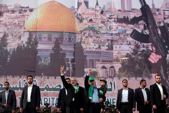 Hoofd van het politieke bureau van Hamas, Ismail Haniyeh, links, en Hamas-leider Yahya Sinwar in 2017