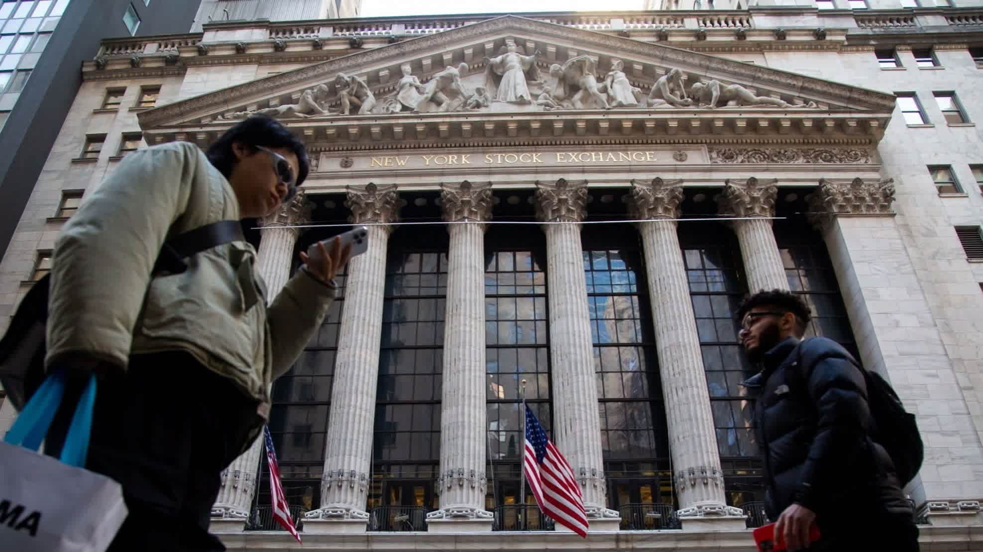 US stock market shrugs off bank woes as investors flock to Big Tech