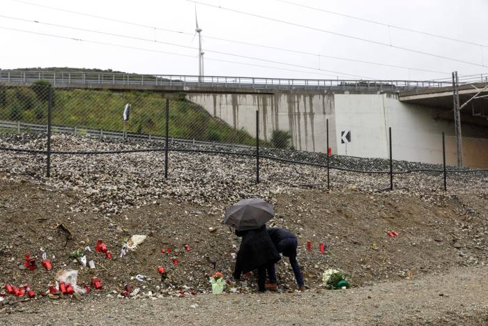Saudara-mara mangsa meletakkan bunga di lokasi kemalangan kereta api di Tempi 