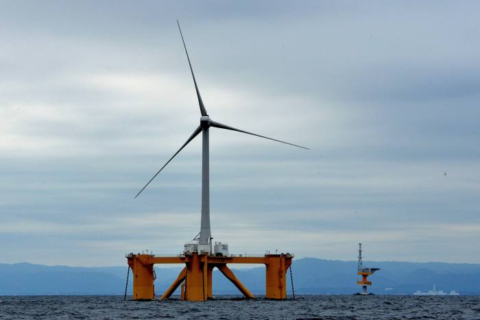 An offshore wind turbine with a height of 100 m and a blade span of 40 m is installed in the sea off the coast of Naraha Town, Fukushima Prefecture.