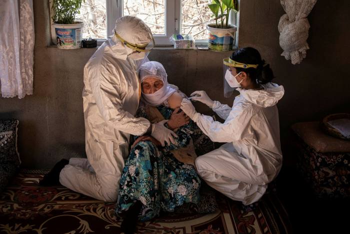 Una mujer recibe la vacuna contra el coronavirus en el este de Turquía.  Turquía ordenó una dosis de 100 millones de jabín fabricado en China