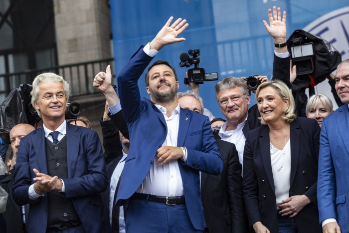 Matteo Salvini, al centro, saluta sul palco con il leader del Partito della Libertà olandese Geert Wilders, a sinistra, il co-leader di Alternativa per la Germania (AfD) Joerg Meuthen, terza a destra, e la leader nazionalista francese Marine Le Pen.  Il secondo partito di destra durante una manifestazione elettorale del Partito della Lega con i nazionalisti europei prima delle elezioni del Parlamento europeo.