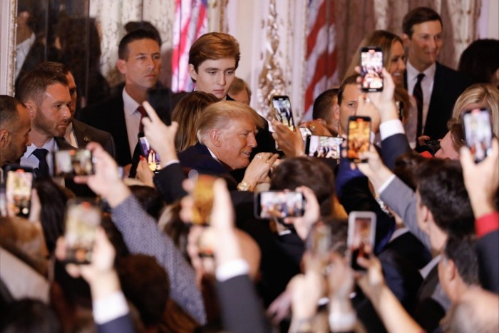 Donald Trump, Mitte, begrüßt die Teilnehmer einer Veranstaltung im Jahr 2022 im Mar-a-Lago Club 