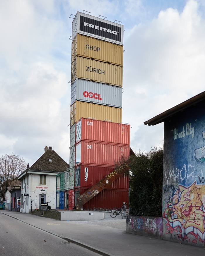 Menara Freitag, timbunan bekas perkapalan kuning dan merah di Zürich-West