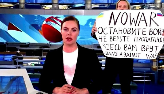 Marina Ovsyannikova's studio protest