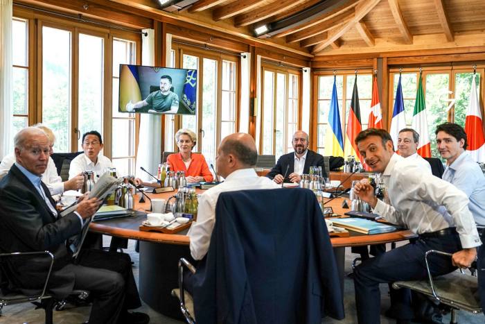 Der ukrainische Präsident Wolodymyr Selenskyj spricht per Videoverbindung zu einem Treffen der Staats- und Regierungschefs der G7 in Deutschland