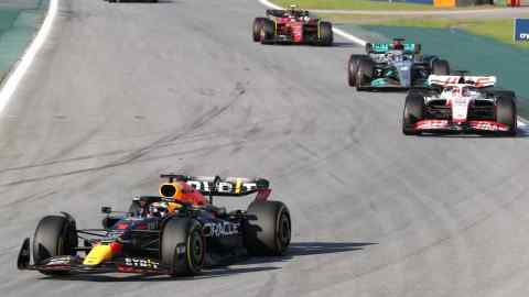 Max Vertappen compite en una carrera de velocidad antes del Gran Premio de Brasil de Fórmula 1 en Sao Paulo