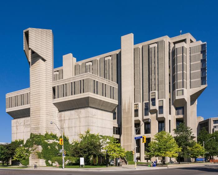 La biblioteca Robarts de estilo brutalista en la Universidad de Toronto