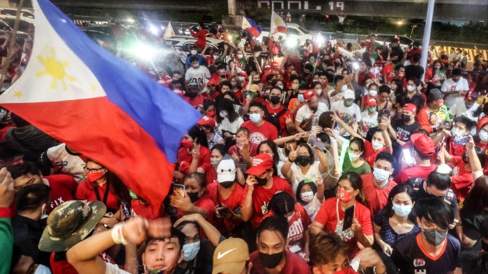 Penyokong Ferdinand 'Bongbong' Marcos Jr. bersorak di luar ibu pejabatnya di Manila selepas kemenangan pilihan rayanya pada Mei