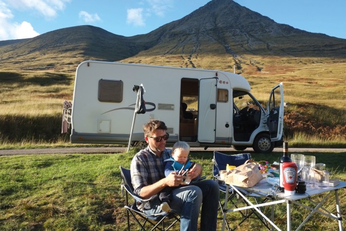 La famille de l'auteur est en vacances en camping-car dans les Highlands écossais