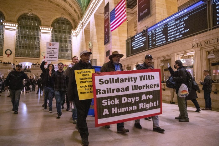 Manifestantes sindicales que protestan contra la falta de licencia por enfermedad remunerada para los trabajadores ferroviarios de EE. UU.