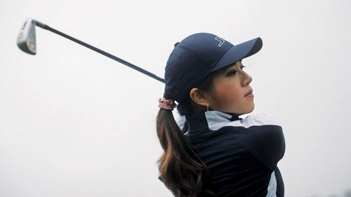 Jessica Tan playing golf