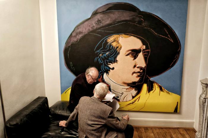 Eine Koryphäe der deutschen Literatur: der verstorbene Carl Heinz Bohrer, der vor Godes Andy Warhol-Druck sitzt.