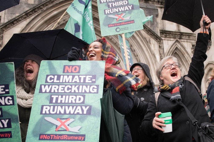 Los activistas animan fuera de los Tribunales Reales de Justicia de Londres después de ganar un desafío del Tribunal de Apelaciones en 2020 contra los planes para una tercera pista en Heathrow.