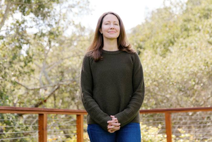 Caroline Gaffney, vicepresidenta de productos y jefa de personal del director ejecutivo de LinkedIn, afuera de su casa en Hillsborough, California