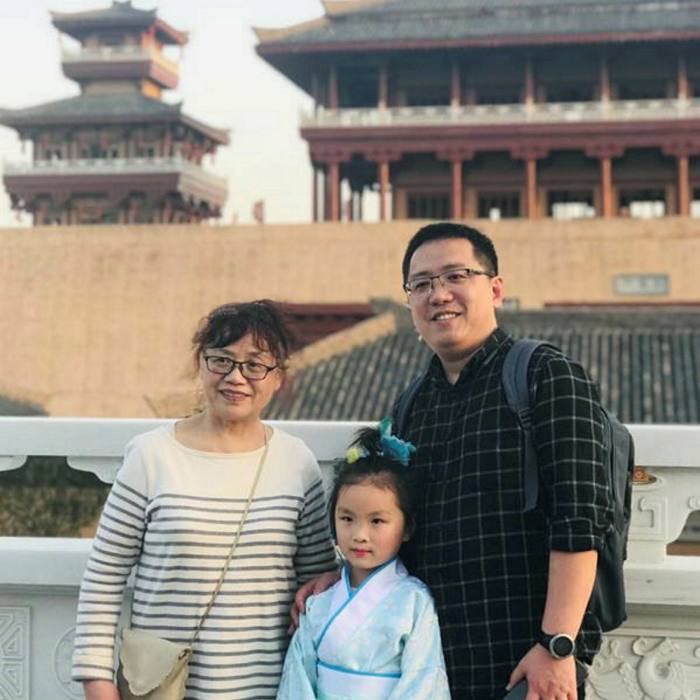 Zhong Hanneng with her deceased son Peng Yi and his daughter in 2019