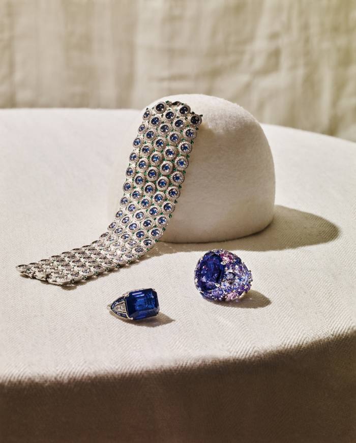 Mengikut arah jam dari kiri atas: Van Cleef & Arpels putih-emas, berlian, zamrud dan gelang Reflets Adriatiques nilam.  Bucherer Fine Jewellery cincin koktel emas putih, tanzanite dan spinel biru.  Cincin Bulgari platinum, berlian dan nilam High Jewellery