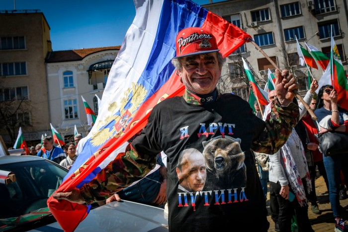 Seorang penyokong Revival berdemonstrasi menentang keahlian Nato Bulgaria dan bekalan senjata ke Ukraine