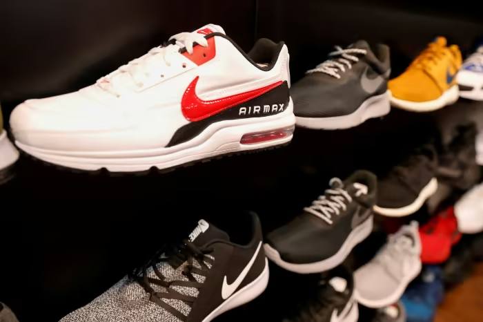 Los zapatos Nike se ven en exhibición en Nueva York